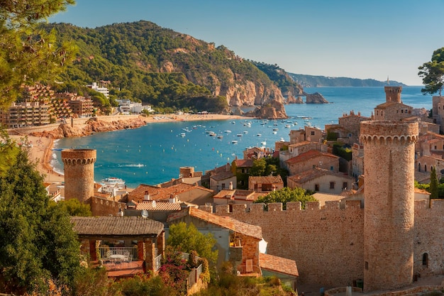 Veduta aerea della fortezza vila vella e della baia di badia de tossa in estate a tossa de mar sulla costa brava c...