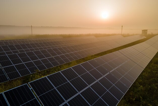 Veduta aerea della grande centrale elettrica sostenibile con molte file di pannelli solari fotovoltaici