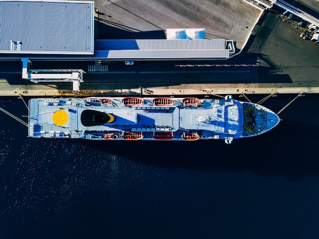 Veduta aerea della grande nave da crociera vicino al porto in estate Italia