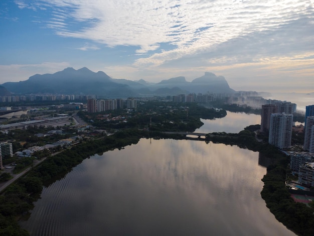 Veduta aerea della Laguna di Marapendi. Sullo sfondo, la spiaggia di Barra da Tijuca e le colline come Pedra da GÃƒÂ¡vea, a Rio de Janeiro, in Brasile. Alba. Giornata di sole con qualche nuvola. Foto del drone.