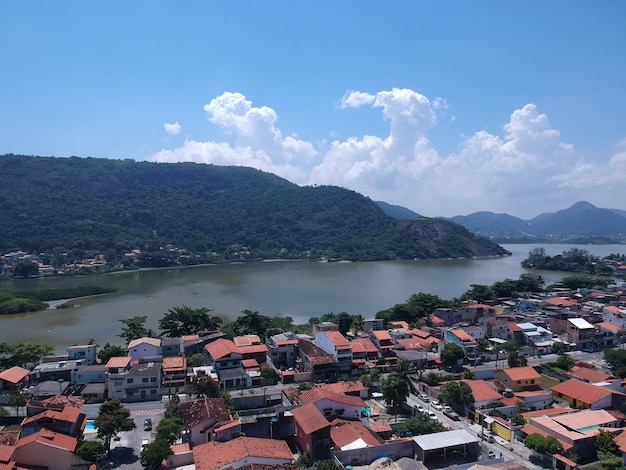 Veduta aerea della laguna di Piratininga a NiterÃƒÂ³i, Rio de Janeiro. Giorno soleggiato. Foto del drone.