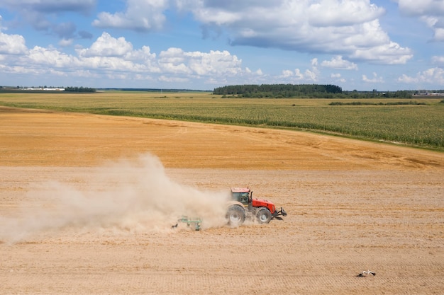 veduta aerea della mietitrebbia nel campo