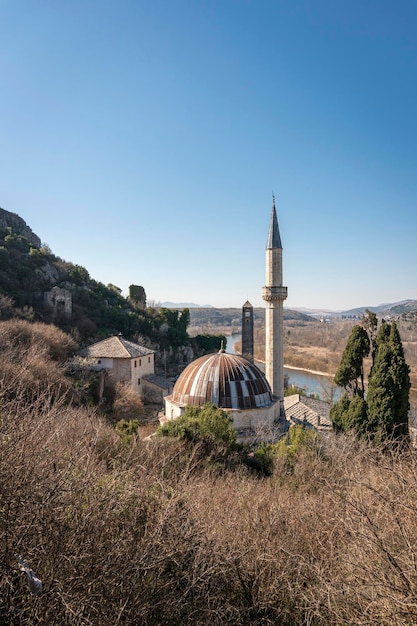 Veduta aerea della moschea e del minareto nel villaggio di Pocitelj in Bosnia ed Erzegovina