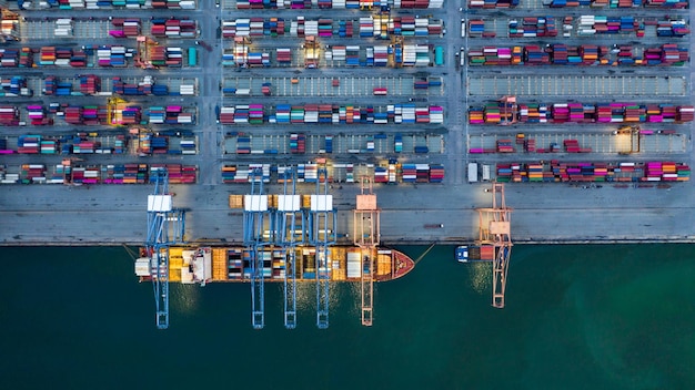 Veduta aerea della nave portacontainer caricata nel terminal dei container di notte