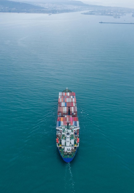 Veduta aerea della nave portacontainer in mare