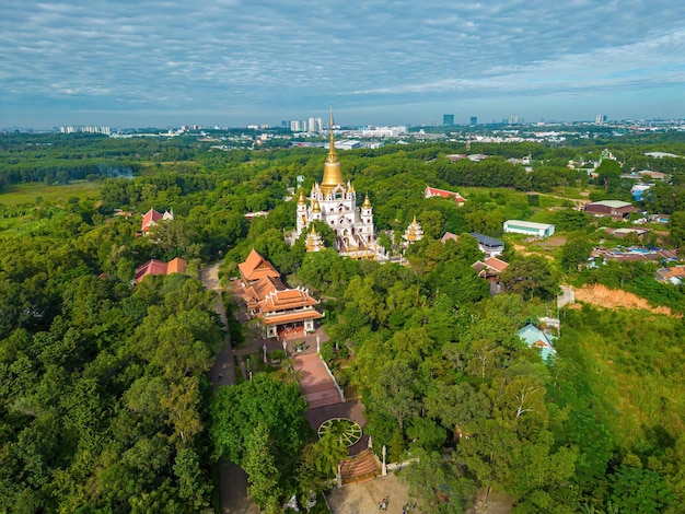 Veduta aerea della Pagoda Buu Long nella città di Ho Chi Minh Un bellissimo tempio buddista nascosto nella città di Ho Chi Minh in Vietnam Un'architettura mista dell'India Myanmar Thailandia Laos e Vietnam