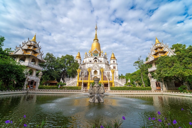 Veduta aerea della Pagoda Buu Long nella città di Ho Chi Minh Un bellissimo tempio buddista nascosto nella città di Ho Chi Minh in Vietnam Un'architettura mista dell'India Myanmar Thailandia Laos e Vietnam