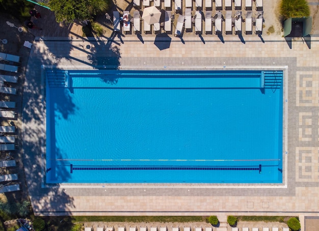 Veduta aerea della piscina dell'hotel di lusso