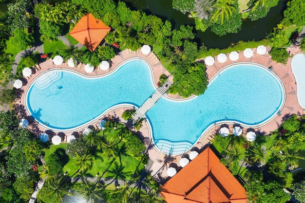 Veduta aerea della piscina e delle palme Un luogo di riposo e relax Ombrelloni Beach club per il relax nell'isola di AsiaxABali Indonesia Travel image