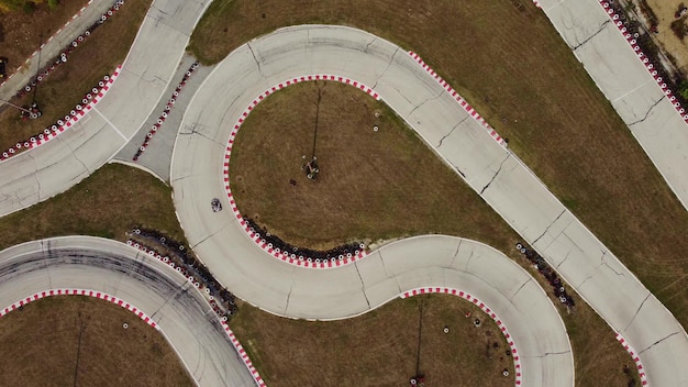 Veduta aerea della pista di kart durante la gara Diversi kart da corsa gareggiano su una pista speciale