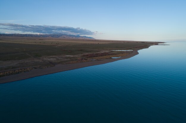 Veduta aerea della riva del lago