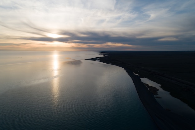 Veduta aerea della riva del lago