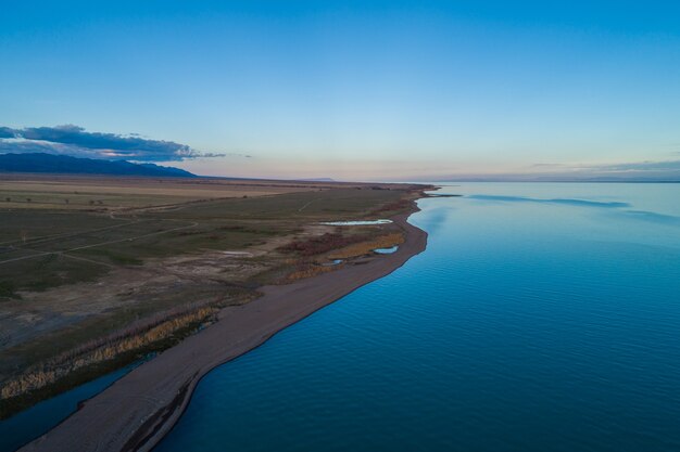 Veduta aerea della riva del lago