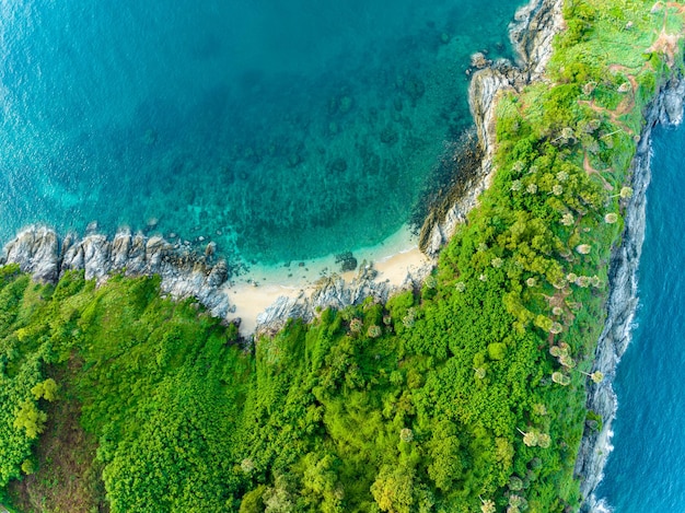 Veduta aerea della riva del mare con montagne a Phuket Thailandia Splendida vista del litorale in mare aperto nella stagione estiva, ambiente naturale e sfondo di viaggio