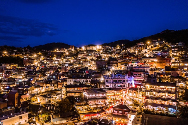 Veduta aerea della scena notturna del villaggio di Jioufen Taiwan La scena colorata di notte della città vecchia di Jiufen Jiufen Taiwan