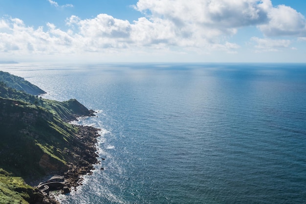 Veduta aerea della scogliera di San Sebastian Donostia Spagna in una bella giornata estiva