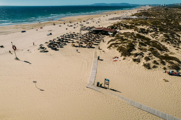 Veduta aerea della spiaggia di Caparica nel distretto di Almada, la Grande Lisbona, Portogallo, in una giornata estiva