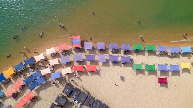 Veduta aerea della spiaggia di Caraiva Porto Seguro Bahia Brasile Tende da spiaggia colorate mare e fiume