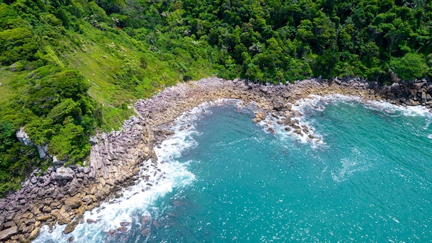 Veduta aerea della spiaggia di Enseada a Guaruj, Brasile. rocce e mare blu sulla costa.