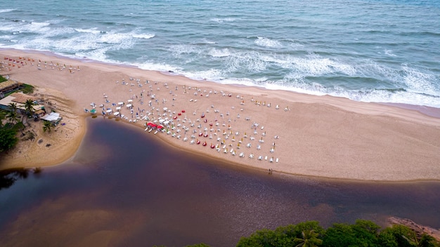 Veduta aerea della spiaggia di Imbassai, Bahia, Brasile. Bella spiaggia nel nord-est con un fiume