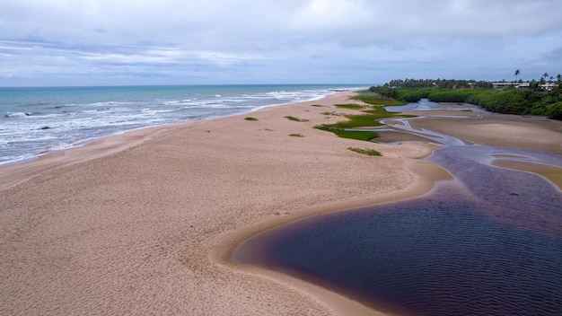 Veduta aerea della spiaggia di Imbassai, Bahia, Brasile. Bella spiaggia nel nord-est con un fiume