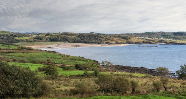 Veduta aerea della spiaggia più bella d'Irlanda - Fintra, vicino alla contea di Dunkineely, Donegal, Irlanda. Atlantico selvaggio