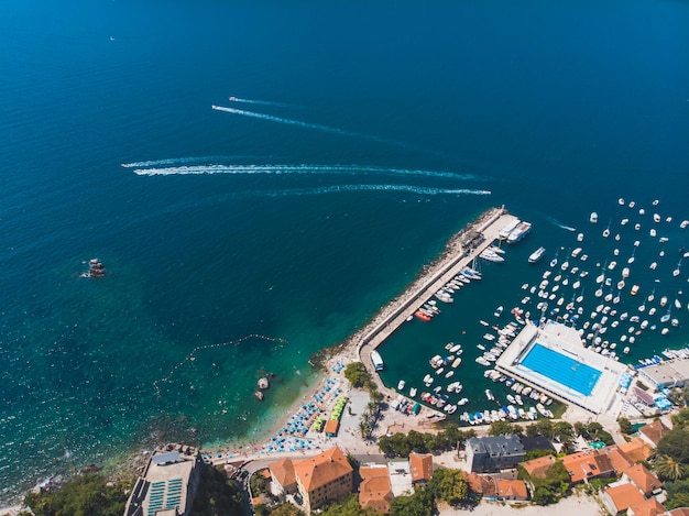 Veduta aerea della spiaggia soleggiata di herceg novi montenegro. vacanze estive