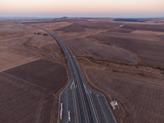 Veduta aerea della strada autostradale al tramonto in autunno Vista dall'alto dal drone della strada