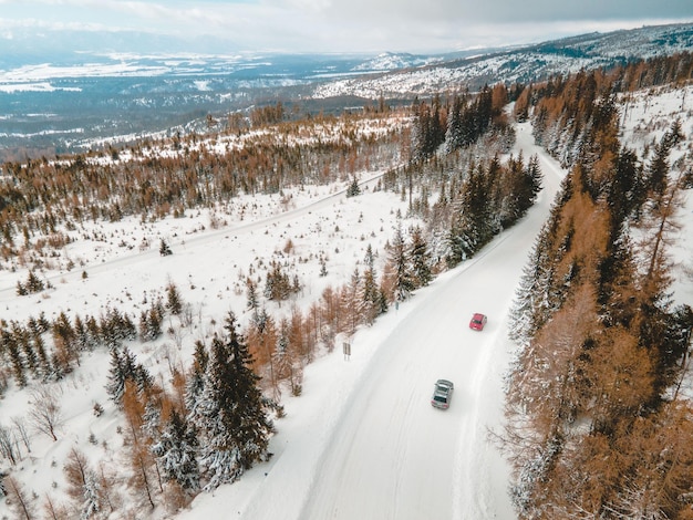 Veduta aerea della strada innevata nei monti Tatra