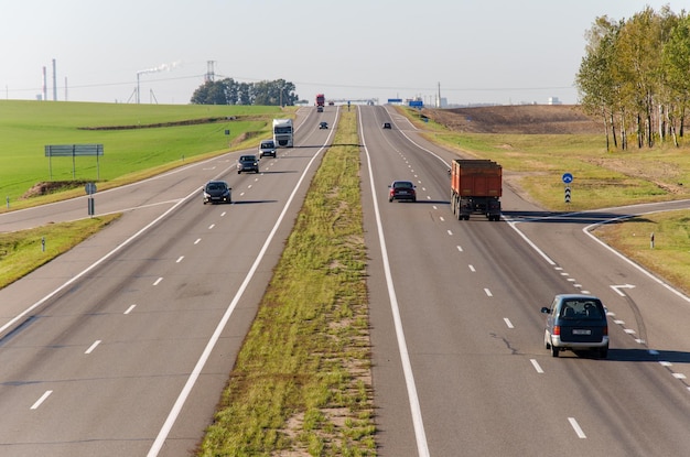 Veduta aerea della superstrada attraverso la campagna Bella giornata di sole