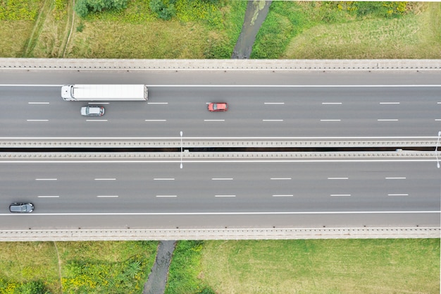 Veduta aerea della superstrada con vari collegamenti. I veicoli viaggiano sulle strade. Strade moderne Polonia