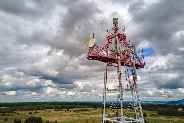 Veduta aerea della torre del telefono cellulare delle telecomunicazioni con antenne di comunicazione wireless per la trasmissione del segnale di rete