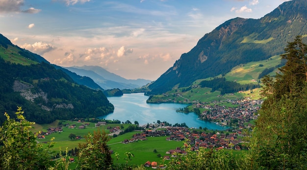 Veduta aerea della valle del lago Lungern in Svizzera