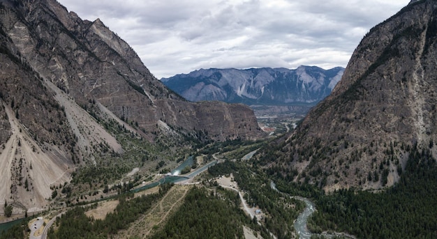 Veduta aerea della valle tra le montagne