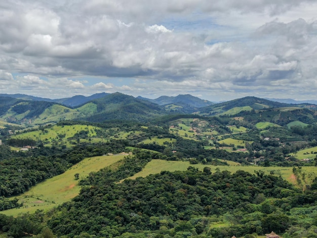 Veduta aerea della valle tropicale del Monte Alegre Do Sul Brasile Destinazione di campagna