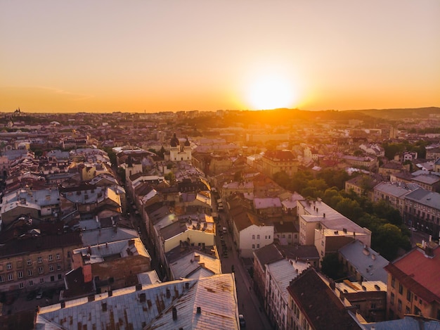 Veduta aerea della vecchia città europea al tramonto