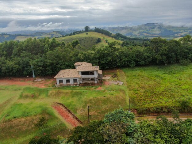 Veduta aerea della villa nella valle tropicale del Monte Alegre Do Sul Brasile Destinazione della campagna