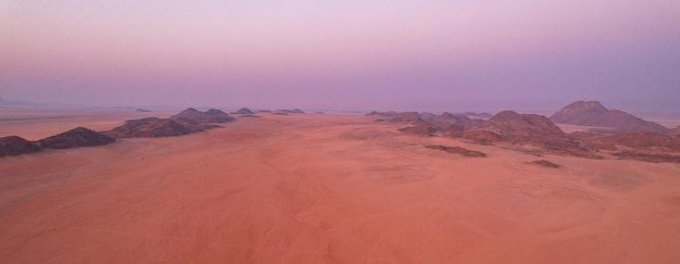 Veduta aerea della vista panoramica dell'infinita sabbia rossa nella valle di Hartmann