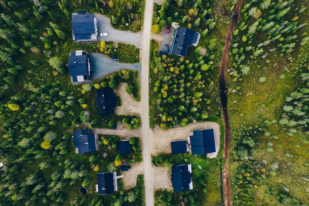 Veduta aerea della zona residenziale del villaggio rurale con case o cottage in Finlandia