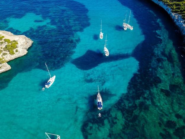 Veduta aerea delle barche galleggianti a Cala Llombards