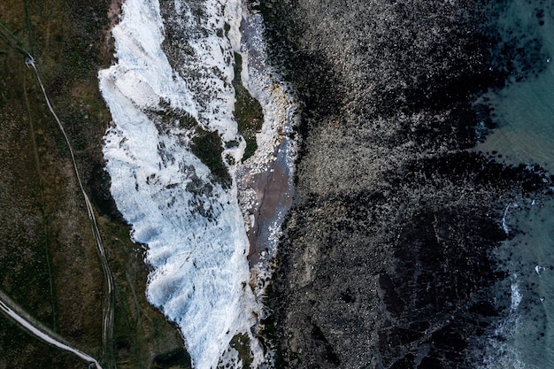 Veduta aerea delle bianche scogliere di Dover. Vista ravvicinata delle scogliere dal lato mare. Inghilterra, Sussex orientale. Tra Francia e Regno Unito