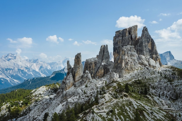 Veduta aerea delle Cinque Torri nelle Dolomiti in Italia Paesaggio epico in una giornata di sole d'estate