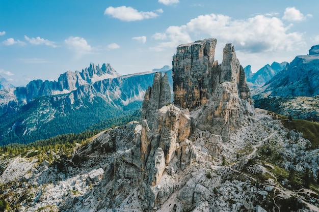 Veduta aerea delle Cinque Torri nelle Dolomiti in Italia Paesaggio epico in una giornata di sole d'estate