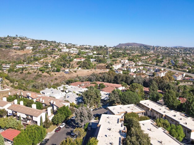 Veduta aerea delle grandi ville della classe media nella valle di Carlsbad, nella contea del nord di San Diego, California, Stati Uniti.