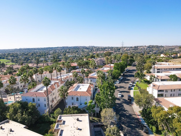 Veduta aerea delle grandi ville della classe media nella valle di Carlsbad, nella contea del nord di San Diego, California, Stati Uniti.