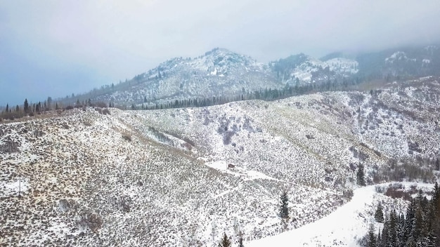 Veduta aerea delle montagne in inverno.