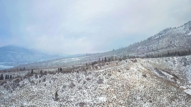 Veduta aerea delle montagne in inverno.