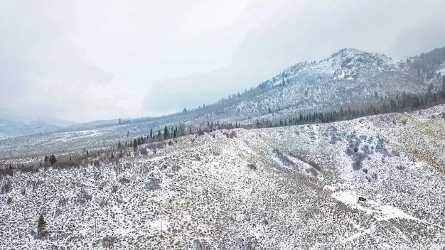 Veduta aerea delle montagne in inverno.