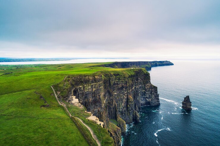 Veduta aerea delle scenografiche scogliere di Moher in Irlanda