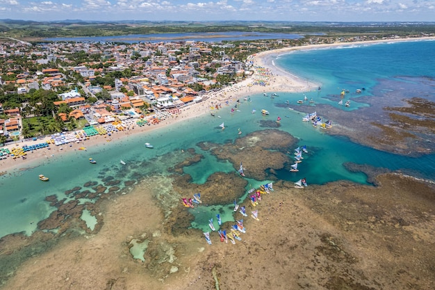 Veduta aerea delle spiagge di Porto de Galinhas, Pernambuco, Brasile. Piscine naturali. Fantastico viaggio di vacanza. Ottima scena da spiaggia.